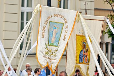 Procesja Bożego Ciała w tradycyjnych strojach ludowych z ołtarzem udekorowanym kwiatami